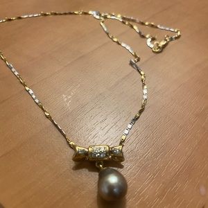 14 kt gold necklace with pearl and diamond chips